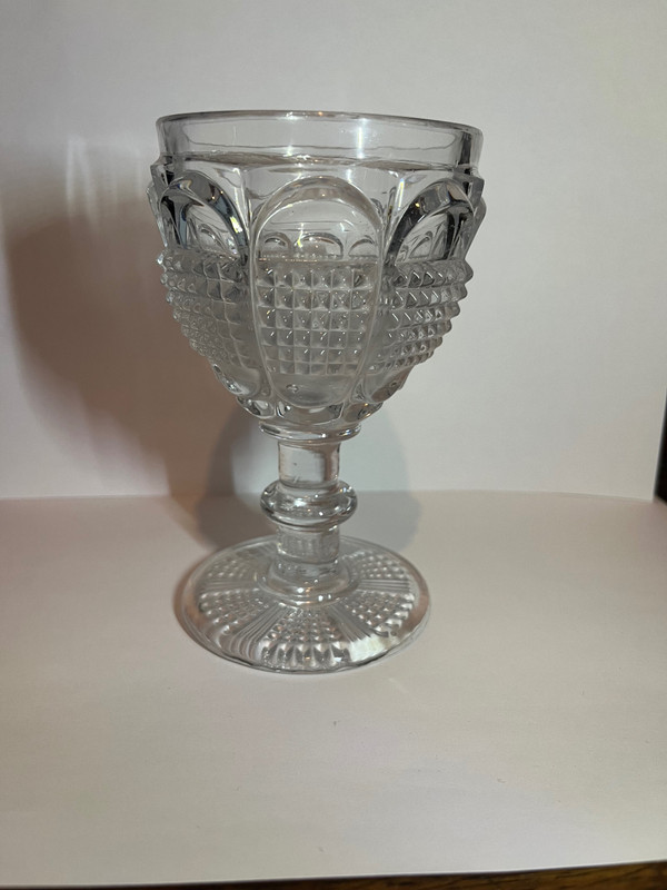 Beau et lourd verre « Charles X » en cristal moulé à pointes de diamants