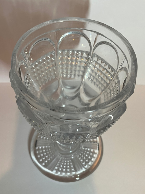 Beau et lourd verre « Charles X » en cristal moulé à pointes de diamants
