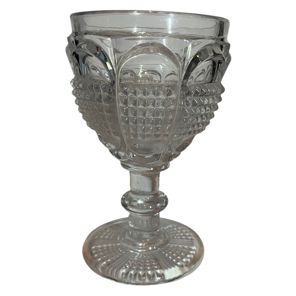 Beau et lourd verre « Charles X » en cristal moulé à pointes de diamants