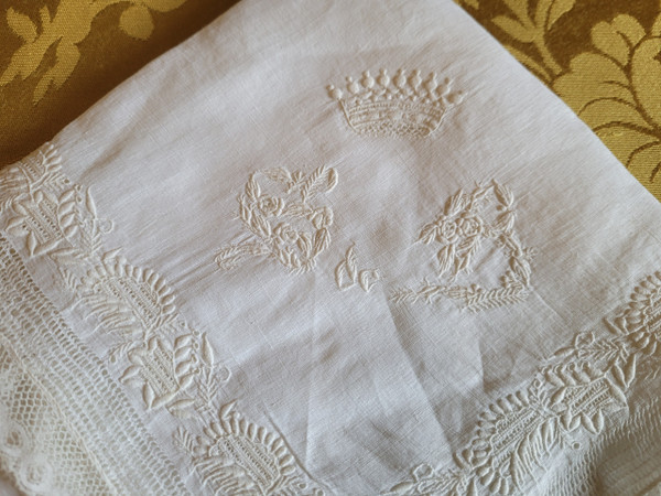 Zwei mit Kronen und Monogrammen bestickte Taschentücher aus der Zeit des 19. Jahrhunderts