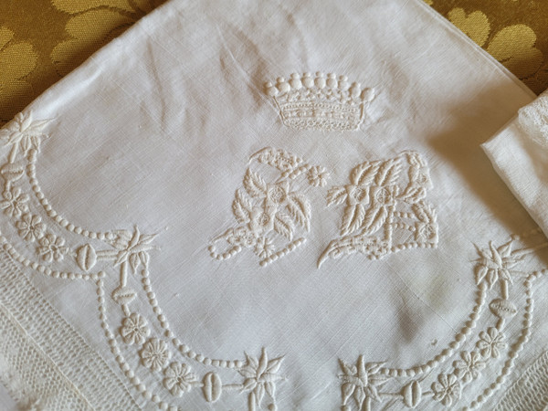 Zwei mit Kronen und Monogrammen bestickte Taschentücher aus der Zeit des 19. Jahrhunderts