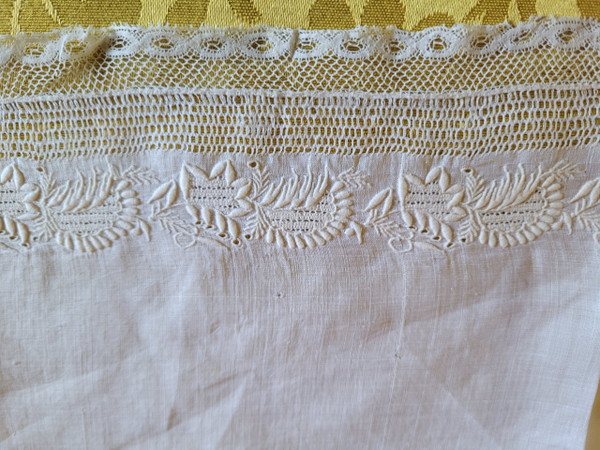 Zwei mit Kronen und Monogrammen bestickte Taschentücher aus der Zeit des 19. Jahrhunderts