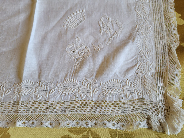 Zwei mit Kronen und Monogrammen bestickte Taschentücher aus der Zeit des 19. Jahrhunderts