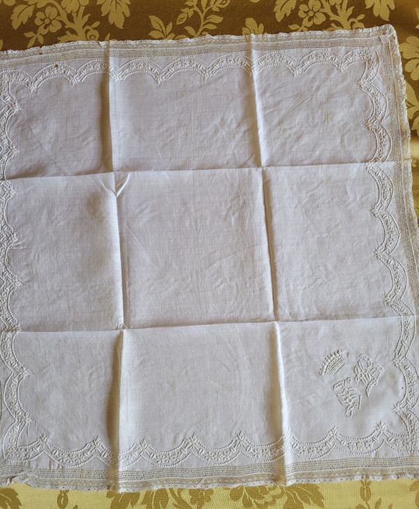 Zwei mit Kronen und Monogrammen bestickte Taschentücher aus der Zeit des 19. Jahrhunderts