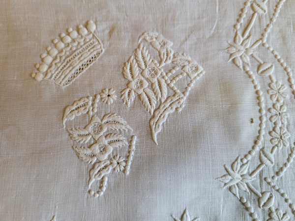 Zwei mit Kronen und Monogrammen bestickte Taschentücher aus der Zeit des 19. Jahrhunderts