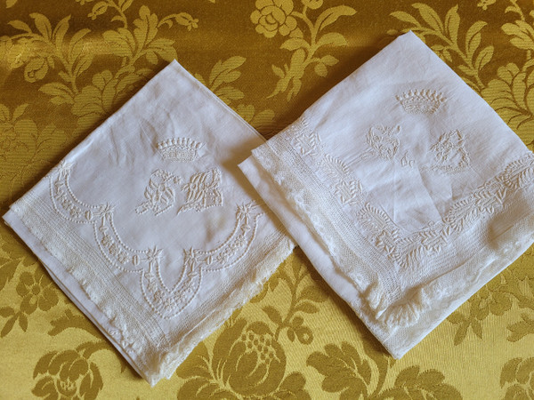 Zwei mit Kronen und Monogrammen bestickte Taschentücher aus der Zeit des 19. Jahrhunderts