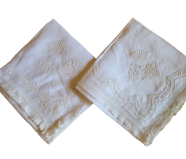 Zwei mit Kronen und Monogrammen bestickte Taschentücher aus der Zeit des 19. Jahrhunderts