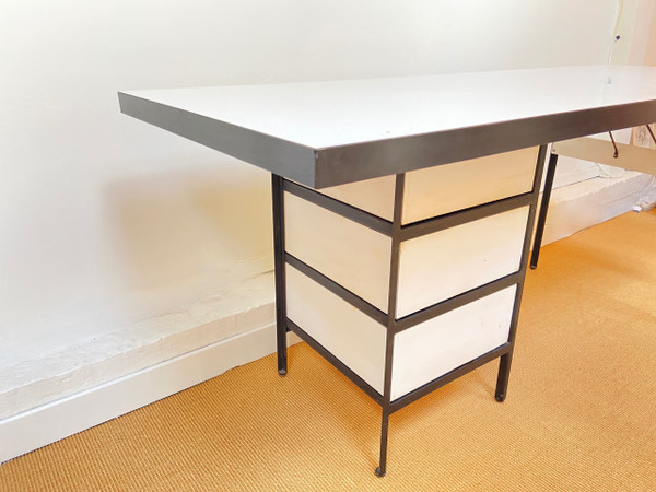 Grand bureau blanc et noir conçu par Georges Nelson et édité par Herman Miller