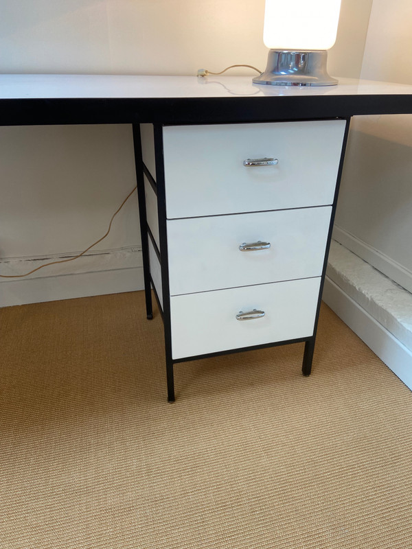 Grand bureau blanc et noir conçu par Georges Nelson et édité par Herman Miller
