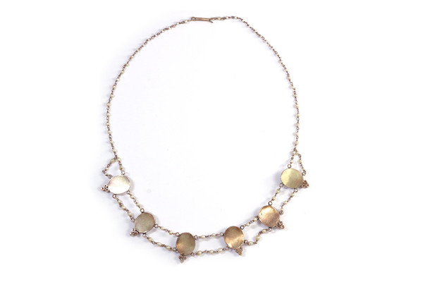 Demi-parure à fleurs et perles XIXe en or 9k, collier perles diamants, fleurs émaillées