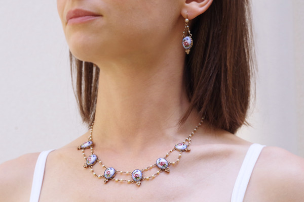 Demi-parure à fleurs et perles XIXe en or 9k, collier perles diamants, fleurs émaillées