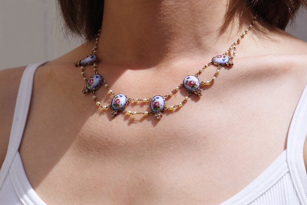 Demi-parure à fleurs et perles XIXe en or 9k, collier perles diamants, fleurs émaillées