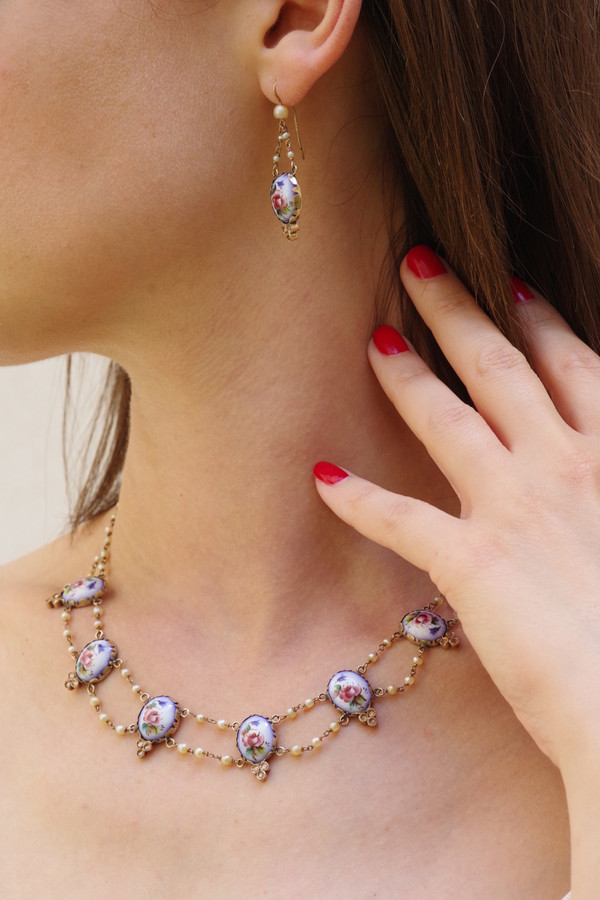 Demi-parure à fleurs et perles XIXe en or 9k, collier perles diamants, fleurs émaillées