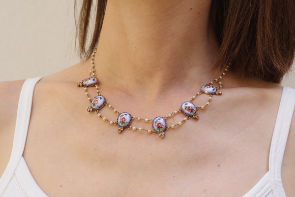 Demi-parure à fleurs et perles XIXe en or 9k, collier perles diamants, fleurs émaillées