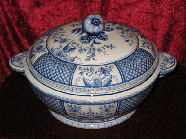 Sarreguemines earthenware table service with Lafayette blue decor of 58 pieces th. early 20th 