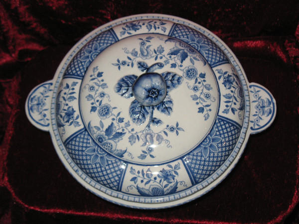 Sarreguemines earthenware table service with Lafayette blue decor of 58 pieces th. early 20th 