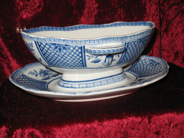 Sarreguemines earthenware table service with Lafayette blue decor of 58 pieces th. early 20th 