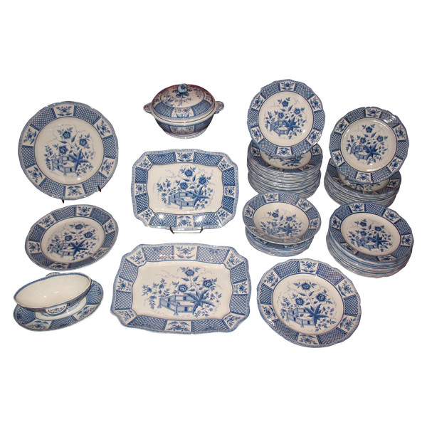 Sarreguemines earthenware table service with Lafayette blue decor of 58 pieces th. early 20th 