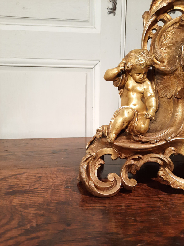 Bronze clock with cherubs in Louis XV style, from the 19th century.