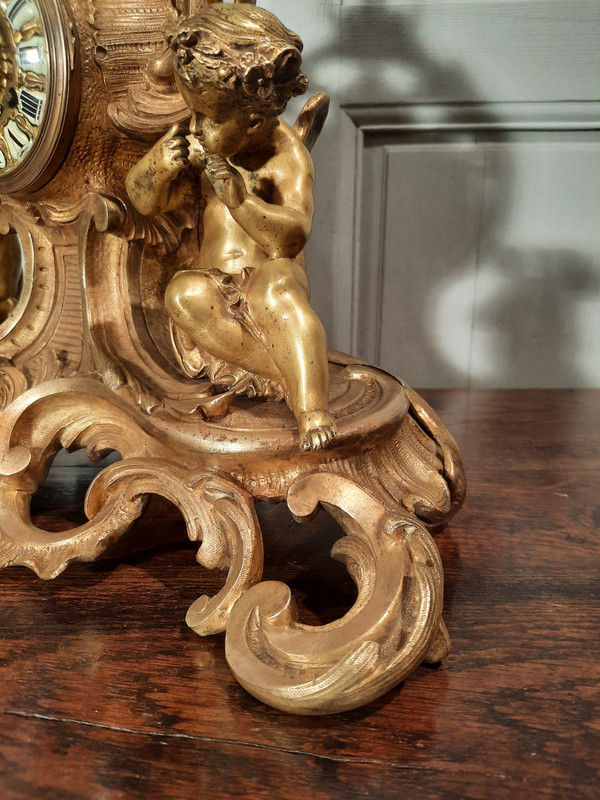 Bronze clock with cherubs in Louis XV style, from the 19th century.
