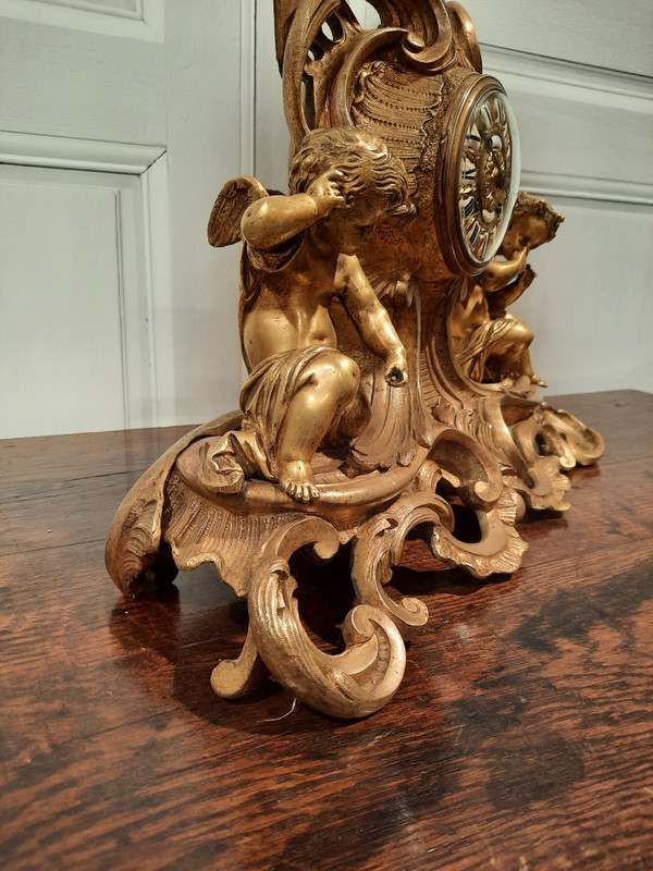 Bronze clock with cherubs in Louis XV style, from the 19th century.