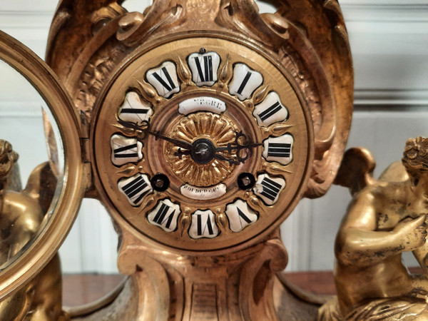 Bronze clock with cherubs in Louis XV style, from the 19th century.