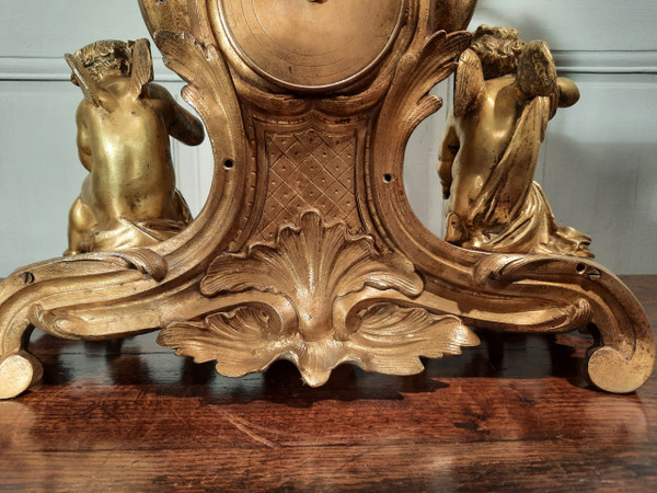 Bronze clock with cherubs in Louis XV style, from the 19th century.
