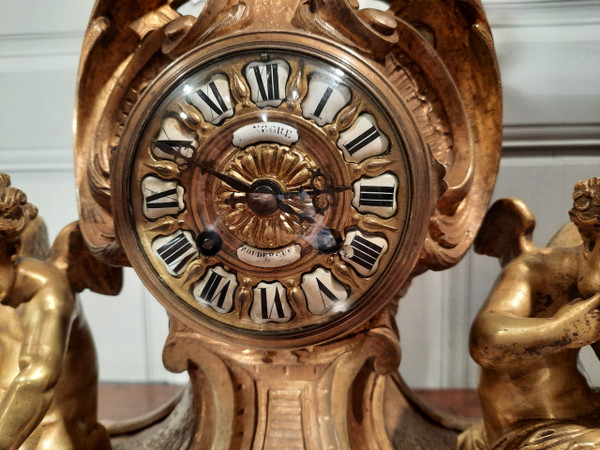 Bronze clock with cherubs in Louis XV style, from the 19th century.