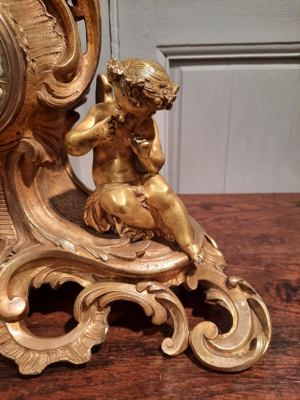 Bronze clock with cherubs in Louis XV style, from the 19th century.