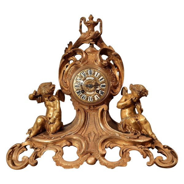 Bronze clock with cherubs in Louis XV style, from the 19th century.
