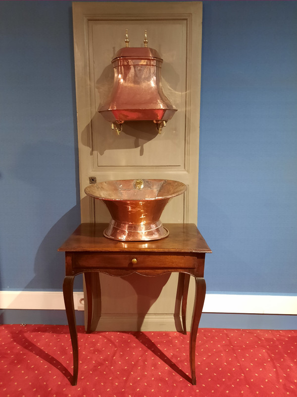 Fountain and its copper basin from the 18th century.