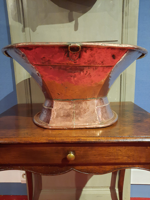 Fountain and its copper basin from the 18th century.