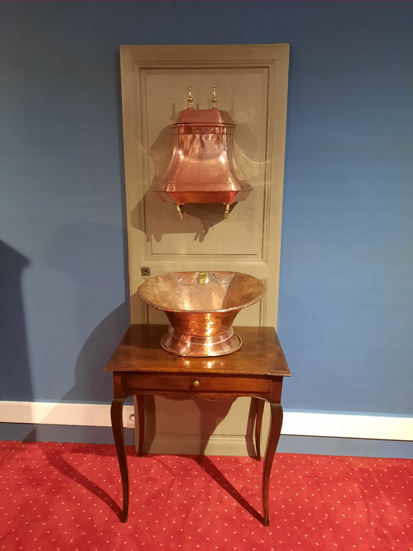 Fountain and its copper basin from the 18th century.
