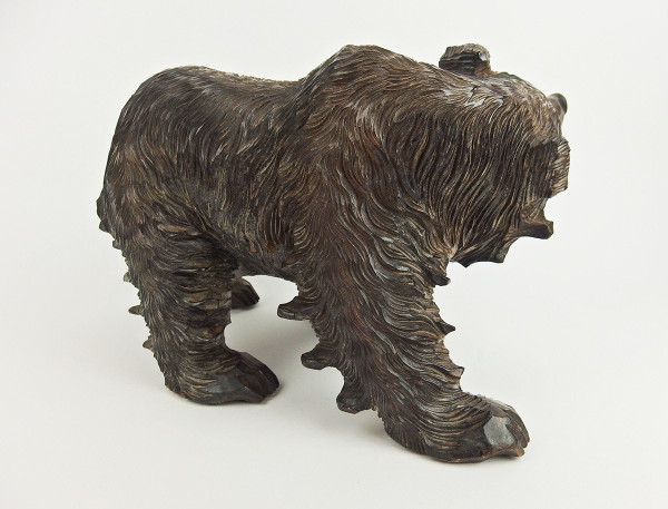 Orso Ainu in legno intagliato