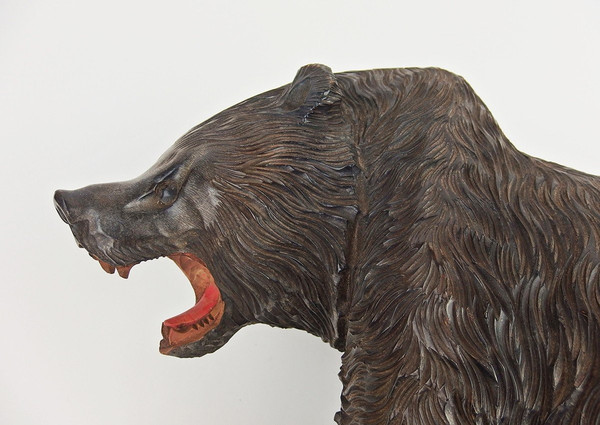 Orso Ainu in legno intagliato