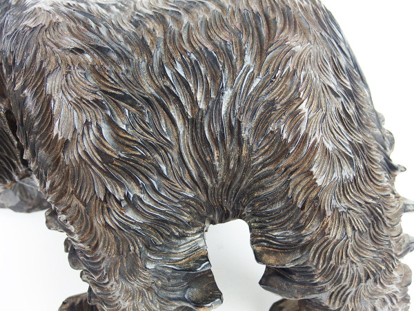 Orso Ainu in legno intagliato