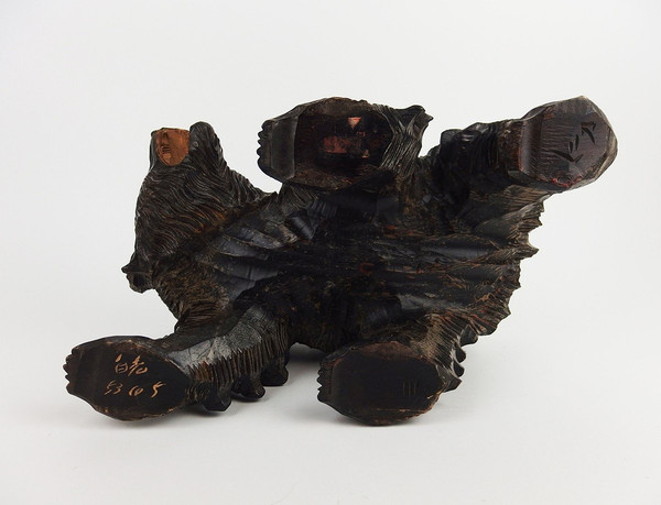 Orso Ainu in legno intagliato