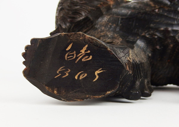 Orso Ainu in legno intagliato