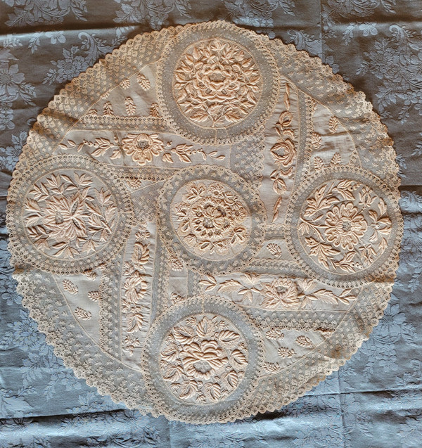 Nappe pour guéridon en dentelle et broderie, époque fin XIXe siècle