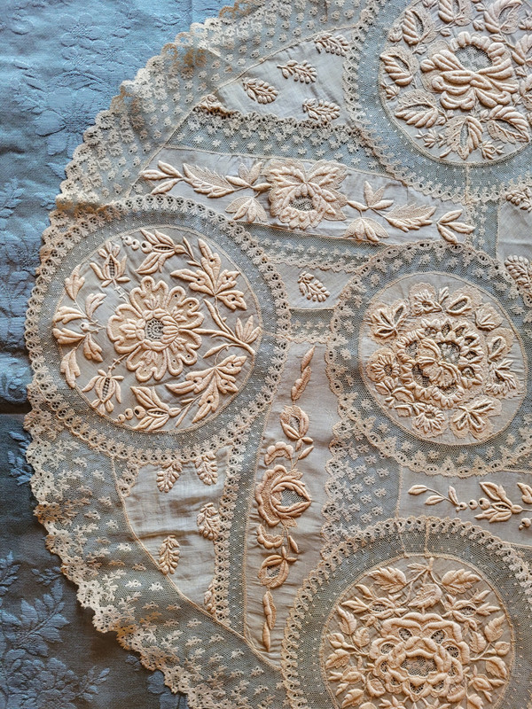 Nappe pour guéridon en dentelle et broderie, époque fin XIXe siècle