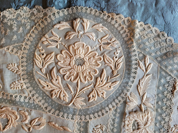 Nappe pour guéridon en dentelle et broderie, époque fin XIXe siècle