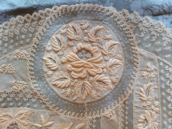 Nappe pour guéridon en dentelle et broderie, époque fin XIXe siècle