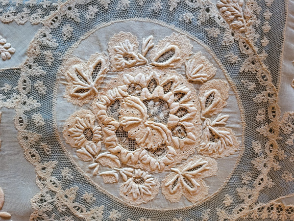 Nappe pour guéridon en dentelle et broderie, époque fin XIXe siècle