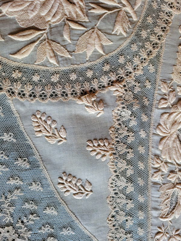 Nappe pour guéridon en dentelle et broderie, époque fin XIXe siècle