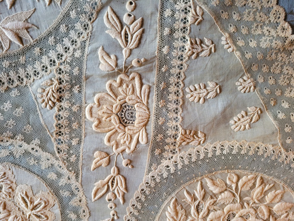 Nappe pour guéridon en dentelle et broderie, époque fin XIXe siècle