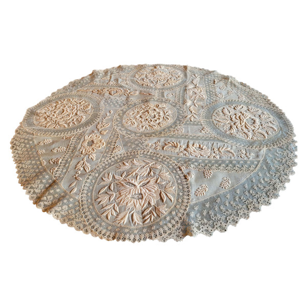 Nappe pour guéridon en dentelle et broderie, époque fin XIXe siècle