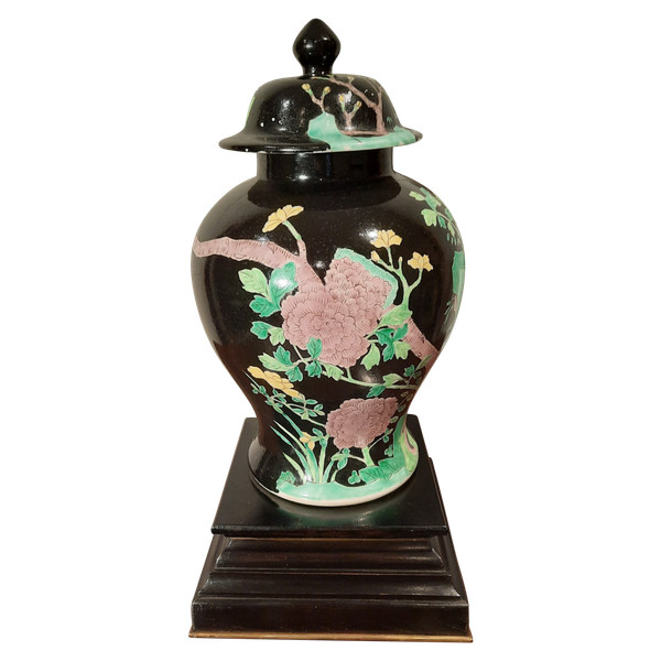 Pot couvert en porcelaine, Chine, famille noire, d’époque XIXème siècle.