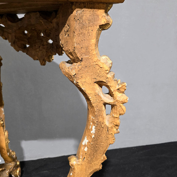 Encoignure ancienne et élégante en bois sculpté et doré.