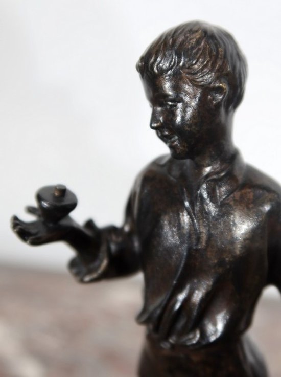  Bronzo "Ragazzo con trottola" - Fine del 19° secolo