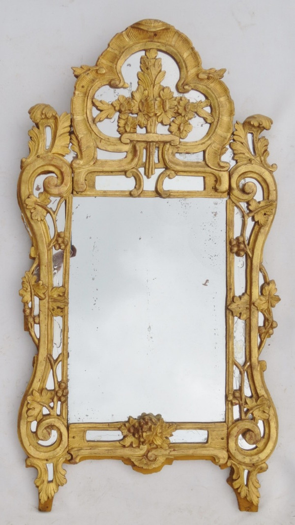 Miroir en bois doré, XVIIIe siècle.